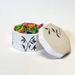 شکلات خوری هشت ضلعی سرامیکی ساقه مشکی